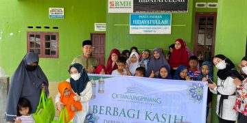 Foto bersama Perwakilan dari Staff dan Management Hotel CK Tanjungpinang bersama anak – anak dan pengurus panti Asuhan Hidayatullah, foto : ist