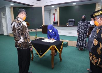 Walikota Tanjungpinang, Rahma saat melantik teguh Ahmad Syafari, foto : ist