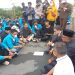 Anggota DPRD Kepri, saat menemui para mahasiswa yang melakukan demo di Gedung DPRD Kepri, foto : mael/detak.media