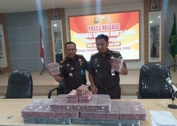 Kepala Seksi Intelijen (Kasintel) Kejari Tanjungpinang, Bambang (kiri) saat memperlihatkan uang sitaan kasus TPPU Narkotika, foto : Mael/detak.media
