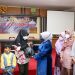 Walikota Tanjungpinang, Rahma, saat menyerahkan bantuan sembako, foto : ist