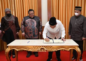 Gubernur Kepri, Ansar Ahmad saat tandatangani MoU, foto : Ist
