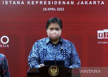 Tangkapan layar - Menteri Koordinator bidang Perekonomian Airlangga Hartarto menyampaikan keterangan pers pasca mengikuti rapat terbatas evaluasi PPKM yang dipimpin Presiden Joko Widodo di Istana Kepresidenan, Jakarta, Senin (18/4/2022). ANTARA/Gilang Galiartha/am.