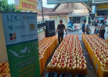 Penyaluran minyak goreng oleh Holding BUMN Pangan ID FOOD ke pasar rakyat. ANTARA/HO-ID FOOD.