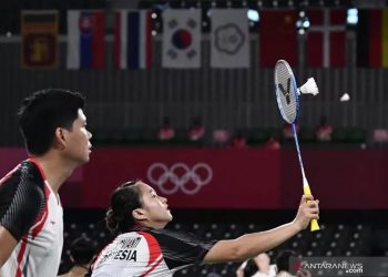 Arsip - Ganda campuran Indonesia Praveen Jordan/Melati Daeva Oktavianti memukul kok ke arah ganda campuran China Zeng Siwei/Huang Yaqiong dalam perempat final Olimpiade Tokyo 2020 di Musashino Forest Sport Plaza, Tokyo, Jepang, Rabu (28/7/2021). ANTARA FOTO/Sigid Kurniawan/rwa