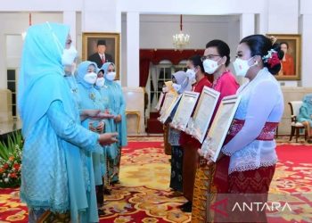 Iriana Joko Widodo dan Wury Ma'ruf Amin beserta anggota Organisasi Aksi Solidaritas Era Kabinet Indonesia Maju (OASE KIM) menyampaikan ucapan selamat kepada perwakilan para perempuan yang memperoleh penghargaan di Istana Negara Jakarta, Kamis (21/4/2022). ANTARA/HO-Biro Pers Sekretariat Presiden/Muchlis Jr/aa.