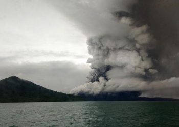 BMKG meminta pemerintah daerah dan seluruh elemen masyarakat siaga mempersiapkan evakuasi untuk menghadapi kemungkinan terburuk dari Gunung Anak Krakatau. Foto: AFP/STR.