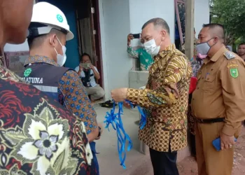 Wakil Bupati Natuna, Rodhial Huda meresmikan penyalaan listrik PLN di Kampung Saka Kempak. (foto : Zaki/DM)