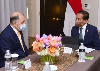 Presiden Joko Widodo saat menerima kunjungan Chairman dan CEO Air Products, Seifi Ghasemi, di Hotel Ritz Carlton, Washington DC, Kamis (12/5/2022).(dok. Sekretariat Presiden)