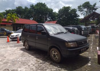 Mobil Kijang Kapsul berwarna hitam, bernopol BP 1993 AE yang telah dimodifikasi dengan tangki kapasitas 480 liter yang diamankan oleh Satreskrim Polresta Tanjungpinang, foto : mael/detak.media