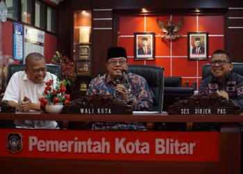 Walikota Blitar Santoso, saat sedang lakukan rapat koordinasi dengan Dirjen Kemenkumham, foto : Dani ES/detak.media