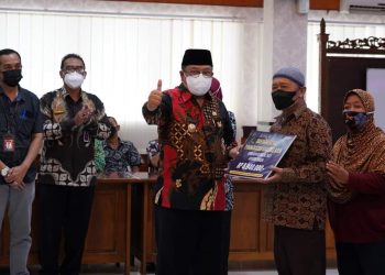 Walikota Blitar Santoso, saat berikan bantuan keuangan secara simbolis kepada masyarakat Kota yang kurang mampu, foto : Dani ES/detak.media