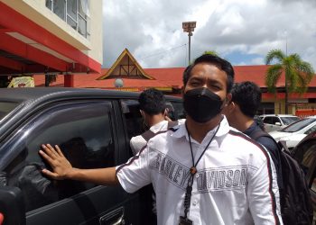 Kasat Reskrim Polresta Tanjungpinang, AKP Awal Sya'ban Harahap, saat memperlihatkan barang bukti mobil jenis kijang yang diamankan dari pelaku, foto : Mael/detak.media