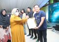 Walikota Tanjungpinang, Rahma saat menyerahkan hadiah, foto : ist