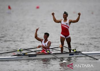 Pedayung Ardi Risedi (kiri) dan Kakan Rusmana berselebrasi usai mencapai garis finis di urutan pertama dalam babak final nomor lightweight man's double scull cabana saying SEA Games 2021 di Hai Phong, Vietnam, Rabu (11/5/2022). Ardi dan Kakan memenangkan medali emas yang pertama bagi kontingen Indonesia dalam SEA Games Vietnam. ANTARA FOTO/Aditya Pradana Putra/rwa.