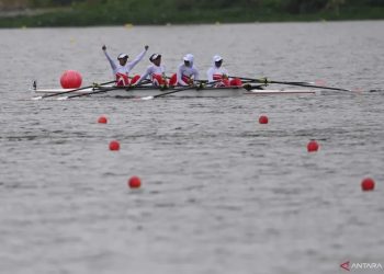 Pedayung Dewi Purwanti, Maslin Efrilia, Annisa Meilani Yahya, dan Putri Agni Anugrah berselebrasi usai finis media dalam babak final nomor quadruple sculls putri (W4X) dayung SEA Games 2021 di Thuy Nguyen Hai Pong Aquatic Center, Hai Phong, Rabu (11/5/2022). Mereka meraih medali perak setelah finis kedua dengan catatan waktu tujuh menit 23,6 detik. ANTARA FOTO/Aditya Pradana Putra/foc. (ANTARA FOTO/ADITYA PRADANA PUTRA)