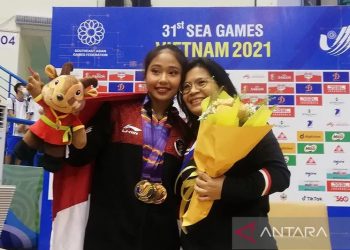 Pesenam Rifda Irfanaluthfi, peraih tiga medali cabang senam artistik SEA Games 2021 bersama sang pelatih Eva Novalina T Butar Butar di Vietnam, Senin (16/5/2022). ANTARA/Zuhdiar Laeis/aa.