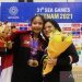 Pesenam Rifda Irfanaluthfi, peraih tiga medali cabang senam artistik SEA Games 2021 bersama sang pelatih Eva Novalina T Butar Butar di Vietnam, Senin (16/5/2022). ANTARA/Zuhdiar Laeis/aa.