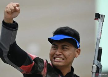 Petembak Fathur Gustafian berselebrasi usai memenangkan nomor 10 meter air rifle (senapan agin) putra menembak SEA Games 2021 Vietnam di Hanoi Sports Training and Competition Center, Hanoi, Vietnam, Selasa (17/5/2022). Fathur meraih medali emas setelah meraih poin terbanyak 247,4 poin. ANTARA FOTO/Aditya Pradana Putra/YU (ANTARA FOTO/ADITYA PRADANA PUTRA)