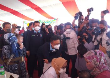 Menteri Kesehatan RI, Budi Gunadi (nunduk) saat melihat imukisasi anak didampingi Gubernur Kepri, Ansar Ahmad, di Gedung Daerah, Tanjungpinang, foto : mael/detak.media