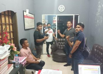 Tim Jatanras Polresta Tanjungpinang saat menyerahkan pelaku ke Polsek Tanjungpinang Timur, foto : ist