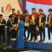 Tim nasional esport Indonesia nomor Mobile Legends: Bang Bang menerima medali perak SEA Games ke-31 usai kalah dari Filipina dalam laga final di National Convention Center, Hanoi, Vietnam, Jumat (20/5/2022). (ANTARA/HO-PBESI)