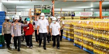 Kapolri Jenderal Pol. Listyo Sigit Prabowo bersama Menteri Perdagangan Muhammad Lutfi meninjau pabrik minyak goreng di Cilincing, Jakarta Utara, Selasa (15/3/2022). ANTARA/HO-Divisi Humas Polri/aa.