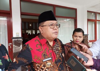 Walikota Blitar Santoso, saat sedang di wawancarai seusai acara pemberian reward (penghargaan) kepada Kader Posyandu, foto : Dani ES/detak.media