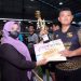 Walikota Tanjungpinang, Rahma saat menyerahkan penghargaan kepada juara FGO, foto : ist