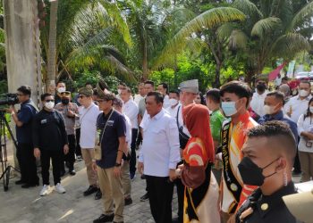 Gubernur Kepri, Ansar Ahmad bersama Menteri Pariwisata dan Ekonomi Kreatif RI, Sandiaga Salahudin Uno saat meninjau Desa Wisata Kampung Tua Bakau Serip, foto : ist