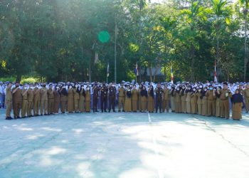 Foto bersama Jaksa dsri Kejati Kepri bersama guru dan murid SMA 1 Batam, foto : ist