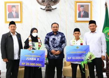 Menag bersama dua hafiz Indonesia yang ikut dalam ajang The American International Tibyan Competition for the Quran and Its Recitations, foto : ist