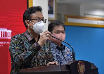 Menko Ekon Airlangga Hartarto dan Menkes Budi Gunadi Sadikin memberikan keterangan pers usai mengikuti Ratas PPKM, Senin (13/06/2022), di Kantor Presiden, Jakarta. (Foto : Humas Setkab/Rahmat)