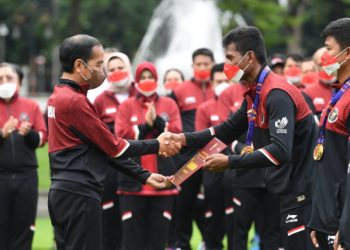 Presiden Joko Widodo menyerahkan bonus apresiasi bagi atlet SEA Games ke-31 Vietnam, di halaman depan Istana Merdeka, Jakarta, pada Senin, 13 Juni 2022. Foto : BPMI Setpres/Lukas.