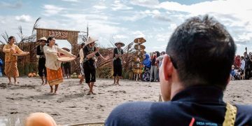 Menparekraf Sandiaga Salahuddin Uno menyaksikan Festival Pantai Lapasi saat melakukan visitasi ke Desa Wisata Lapasi yang merupakan 50 desa wisata terbaik Anugerah Desa Wisata Indonesia, Maluku Utara, Kamis (16/6/2022), foto : ist