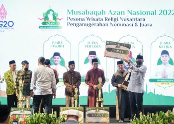 Sandiaga Salahuddin Uno, saat memberikan penghargaan kepada pemenang lomba Musabaqah Azan Nasional, foto : ist