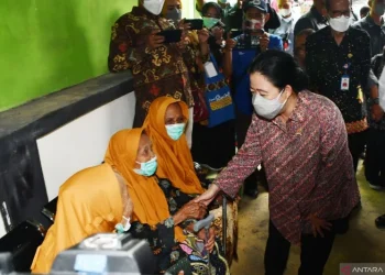 Ketua DPR Puan Maharani (kanan) menyapa perempuan lanjut usia di Panti Sosial Lansia saat melakukan kunjungan kerja di Kabupaten Magetan, Jawa Timur, Kamis (16/6/2022). (ANTARA/Siswowidodo)