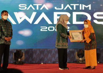 Gubernur Jawa Timur, Khofifah Indar Parawansa memberi penghargaan Satu Data (Sata) Jatim Awards 2022 /hen