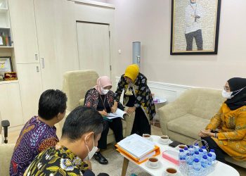 Walikota Tanjungpinang, Rahma saat menyerahkan dokumen, foto : ist