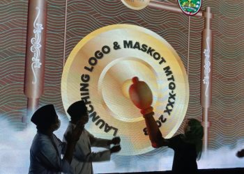 Gubernur Jawa Timur Khofifah Indar Parawansa (kanan) memukul gong secara virtual dalam Peresmian Logo Dan Maskot MTQ Jatim 2023 Kota Pasuruan, didampingi Walikota Pasuruan Saifullah Yusuf dan Wakil Walikota Adi Wibowo (berdiri kiri)