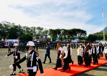 Presiden Jokowi didampingi Ibu Irianan tiba di Lapangan Pancasila Ende, Kabupaten Ende, Nusa Tenggara Timur (NTT). (Foto: BPMI Setpres/Laily Rachev)