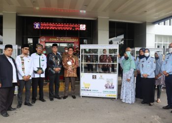 Kemenkumham kepri bersama Baznas menyerahkan bantuan Kepada keluarga warga pemasyarakatan lapas Narkotikan Tanjungpinang, foto : ist