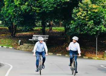 Presiden Jokowi dan PM Anthony Albanese bersepeda di Kebun Raya Bogor, Senin (06/06/2022). (Foto: BPMI Setpres/Laily Rachev)