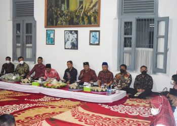 Walikota Blitar Santoso (memegang mic) saat berikan sambutannya pada acara hari Lahirnya Bung Karno, foto : Dani ES/detak.media.