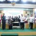 Walikota Tanjungpinang, Rahma foto bersama seusai menyerahkan bantuan, foto :ist