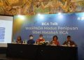 Direktur BCA Haryanto Budiman (tengah) dan EVP Center of Digital BCA Wani Sabu (kedua dari kanan) dalam BCA Talk bertajuk "Waspada Modus Penipuan Siber Nasabah BCA" di Jakarta, Senin (13/06/2022). (ANTARA/Agatha Olivia)