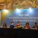Direktur BCA Haryanto Budiman (tengah) dan EVP Center of Digital BCA Wani Sabu (kedua dari kanan) dalam BCA Talk bertajuk "Waspada Modus Penipuan Siber Nasabah BCA" di Jakarta, Senin (13/06/2022). (ANTARA/Agatha Olivia)