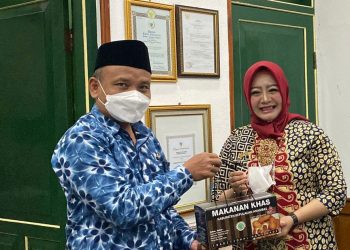 Kabid Pengembangan dan Pemasaran Dinas Pariwisata Kepri, Afitri Susanti saat memberikan oleh oleh kepda Pj Walikota Yogyakarta, foto : ist