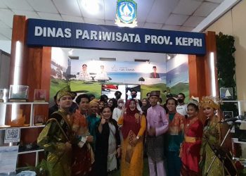 Kabid Pengembangan dan Pemasaran Dinas Pariwisata Kepri, Afitri Susanti saat memberikan oleh oleh kepda Pj Walikota Yogyakarta, foto : ist