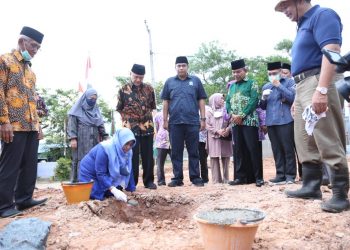 Walikota Tanjungpinang saat menghadiri peletakan batu pertama pembangunan kios Sang Pencerah, foto : ist